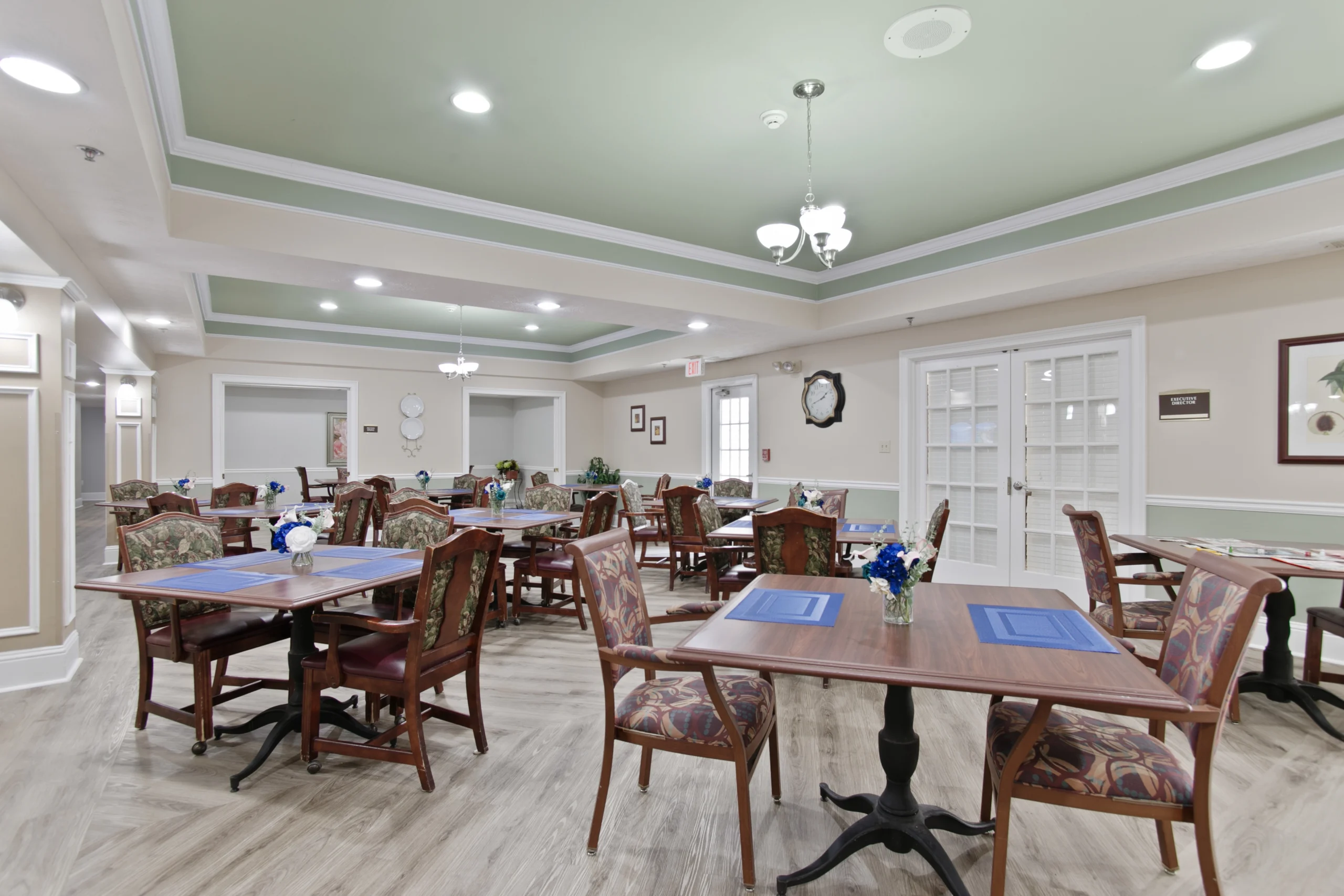 dining area in bellevue village at woodstock