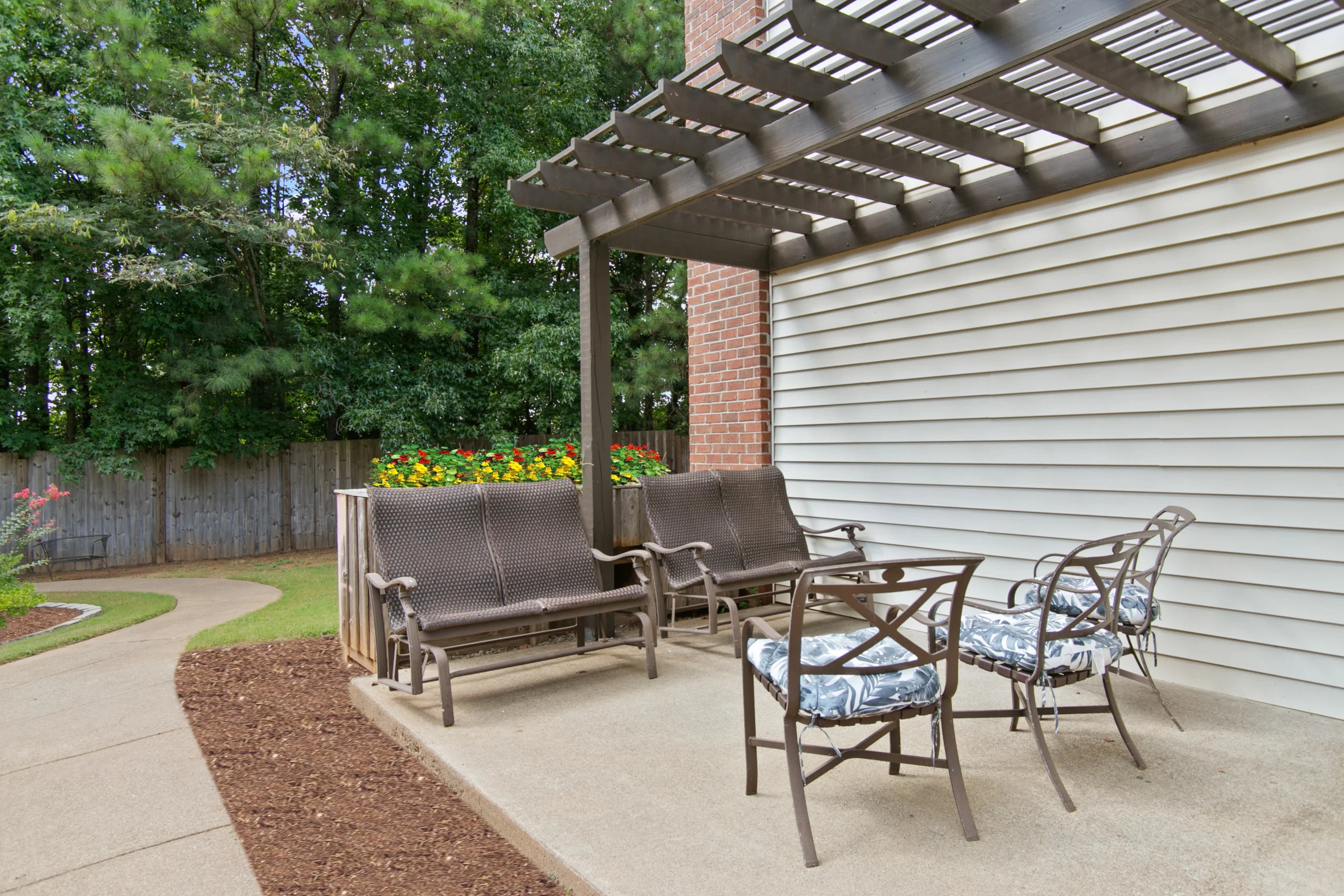 outdoor sitting area in bellevue village at woodstock